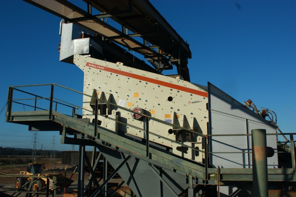 A refurbished screening plant equipped with a conveyor belt for gravel crushing.